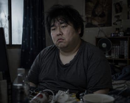 관리되지 않은 외모로 30년을 보낸 남성